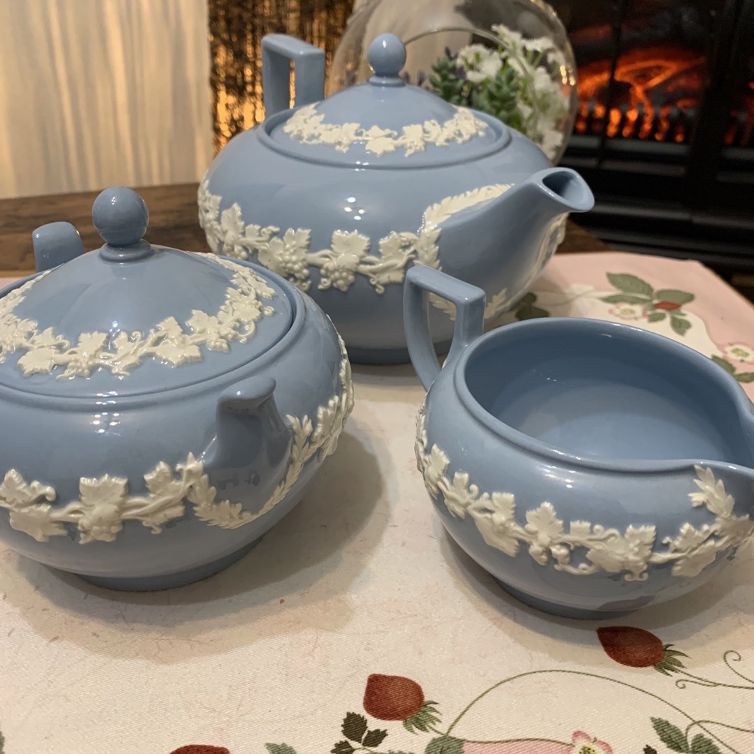 WEDGWOOD(ウェッジウッド)の希少　ウェッジウッド  エンボスド　クイーンズウェア　ティーポットセット インテリア/住まい/日用品のキッチン/食器(食器)の商品写真