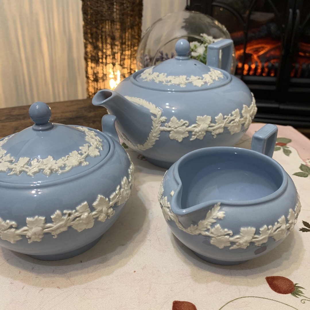 WEDGWOOD(ウェッジウッド)の希少　ウェッジウッド  エンボスド　クイーンズウェア　ティーポットセット インテリア/住まい/日用品のキッチン/食器(食器)の商品写真