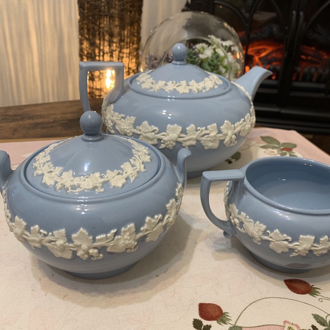 WEDGWOOD(ウェッジウッド)の希少　ウェッジウッド  エンボスド　クイーンズウェア　ティーポットセット インテリア/住まい/日用品のキッチン/食器(食器)の商品写真