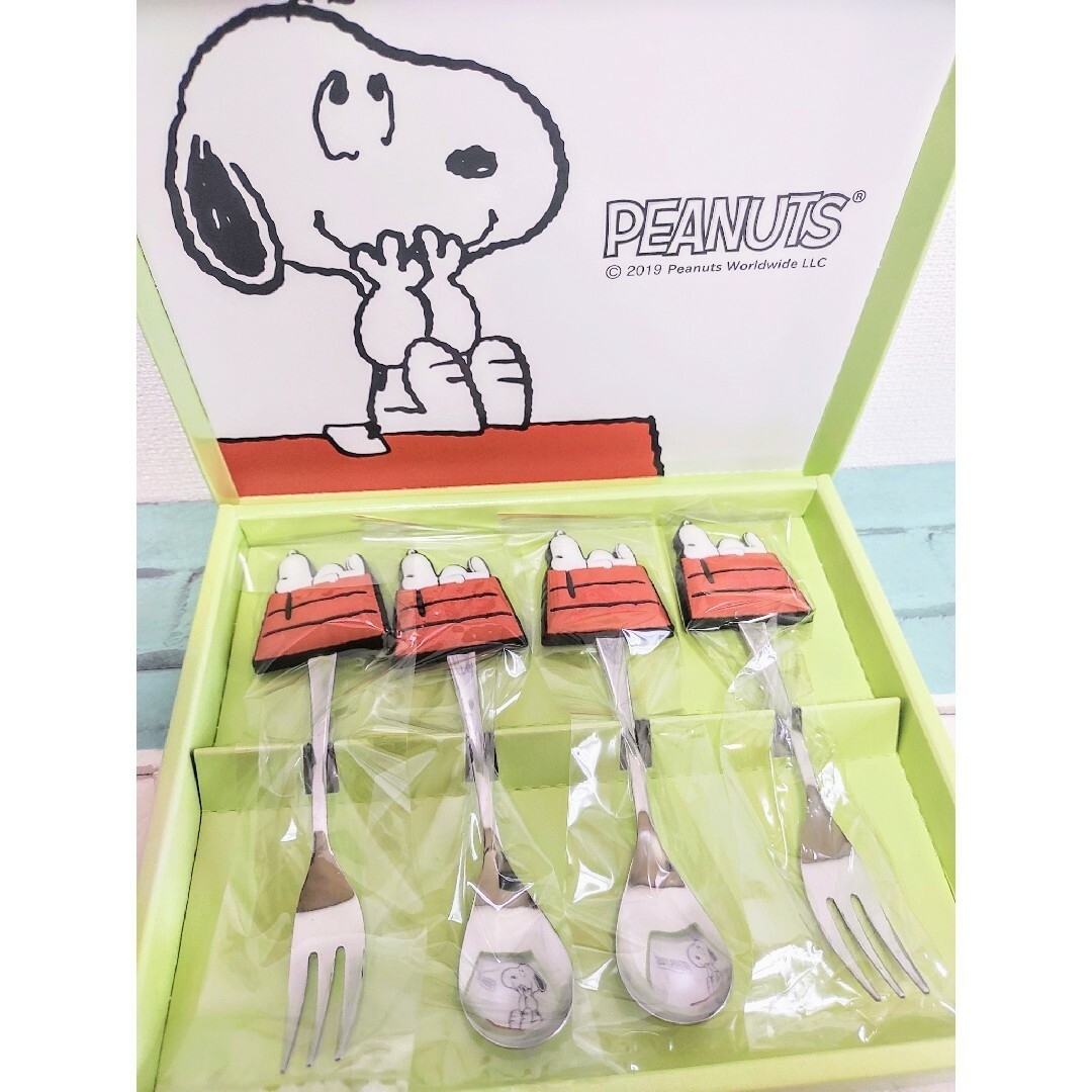 SNOOPY(スヌーピー)のスヌーピー　ダイカットスプーン＆フォーク4pcセット（ハウス）２箱セット インテリア/住まい/日用品のキッチン/食器(カトラリー/箸)の商品写真