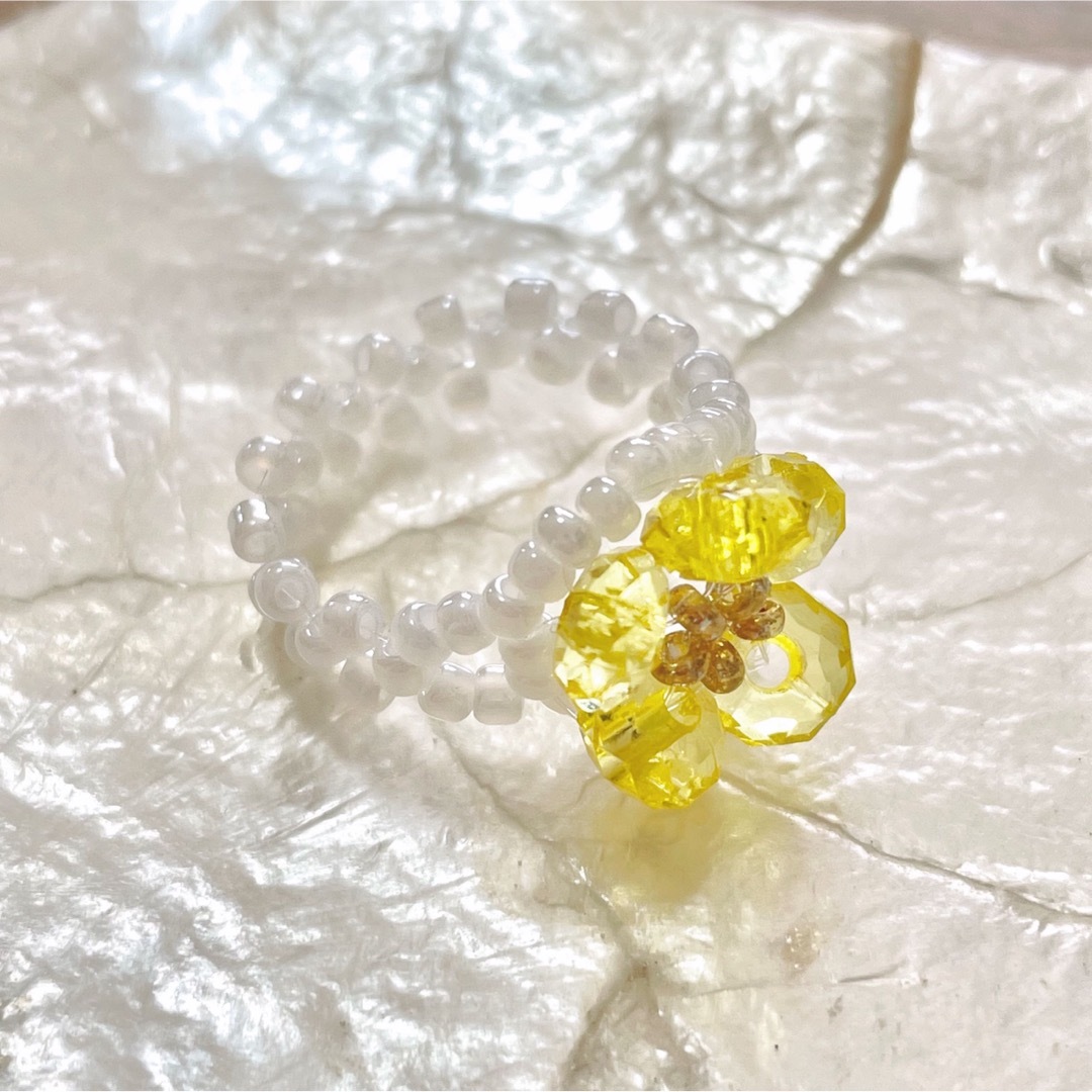 ビーズリング 魔法のお花 フラワーリング 黄色 イエロー ビーズアクセサリー ハンドメイドのアクセサリー(リング)の商品写真