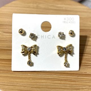 スリーコインズ(3COINS)のスリーコインズピアス  3COINS  ピアス　ゴールド　リボンモチーフ(ピアス)