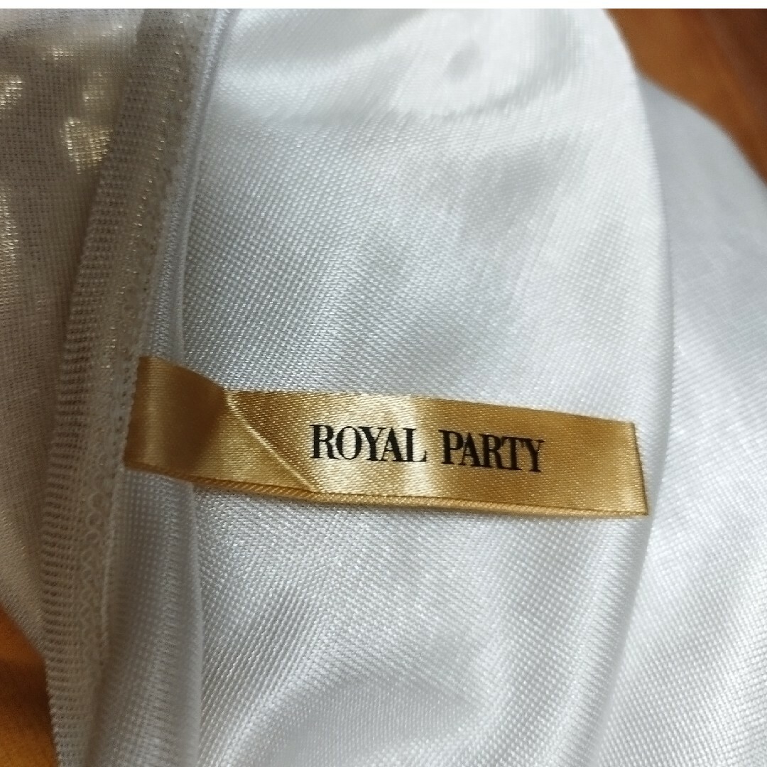 ROYAL PARTY(ロイヤルパーティー)のロイヤルパーティー★白色タンクトップ、光沢 レディースのトップス(タンクトップ)の商品写真