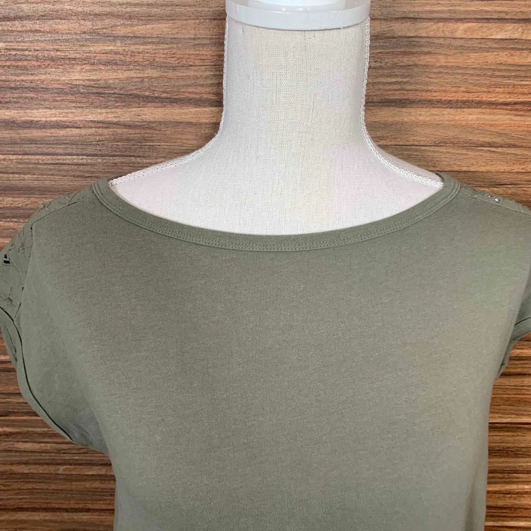 UNIQLO(ユニクロ)のユニクロ UNIQLO Tシャツ Mサイズ 緑 グリーン 袖無し 無地 レディースのトップス(Tシャツ(半袖/袖なし))の商品写真