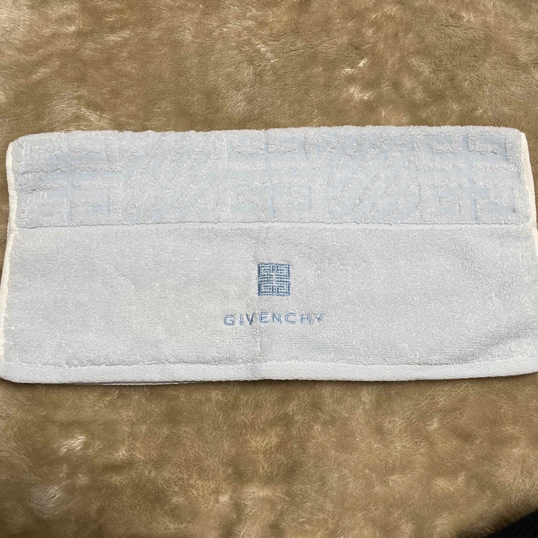 GIVENCHY(ジバンシィ)のGIVENCHY フェイスタオル インテリア/住まい/日用品の日用品/生活雑貨/旅行(タオル/バス用品)の商品写真