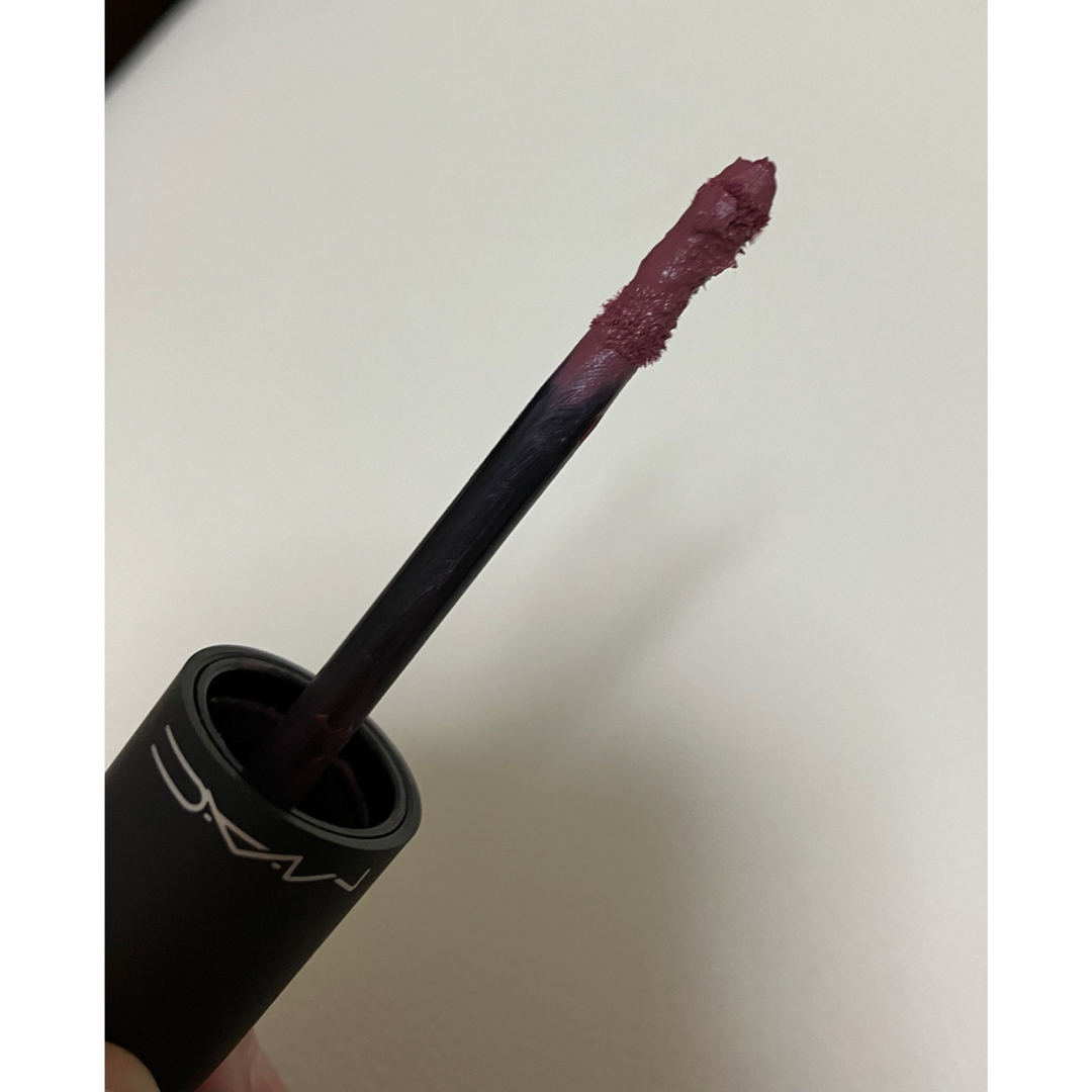 MAC(マック)のMAC マック パウダーキス リキッドリップカラー モア ザ メアイア コスメ/美容のベースメイク/化粧品(口紅)の商品写真