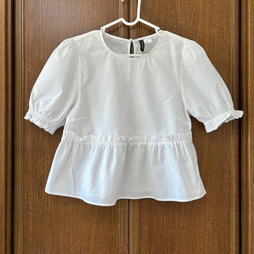 ブラウス トップス 白 ホワイト フリル　韓国 レディースのトップス(シャツ/ブラウス(半袖/袖なし))の商品写真