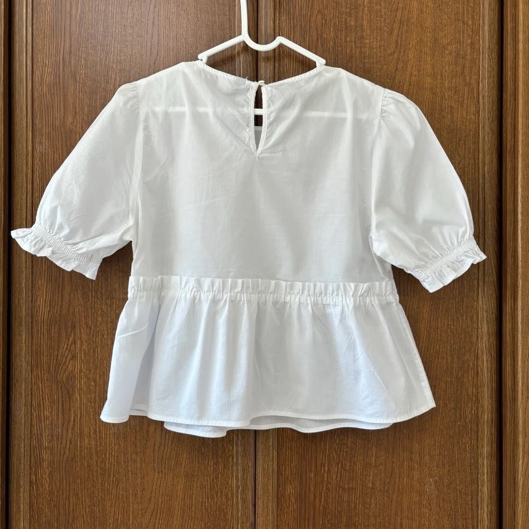 ブラウス トップス 白 ホワイト フリル　韓国 レディースのトップス(シャツ/ブラウス(半袖/袖なし))の商品写真