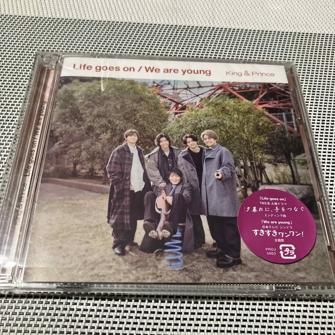 King & Prince(キングアンドプリンス)のLife　goes　on／We　are　young（Dear Tiara盤） エンタメ/ホビーのCD(ポップス/ロック(邦楽))の商品写真