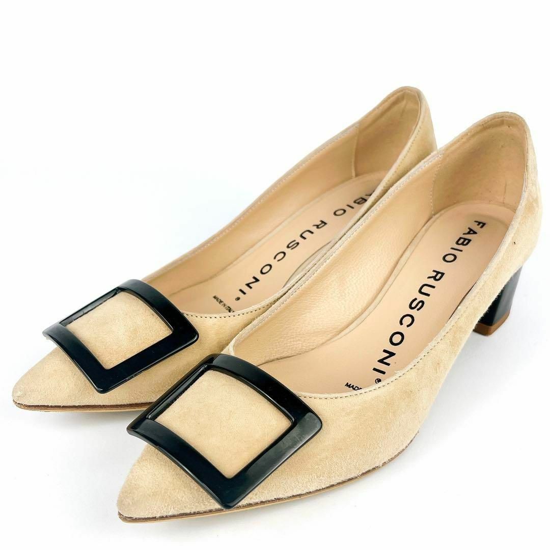 FABIO RUSCONI(ファビオルスコーニ)の美品 ファビオルスコーニ ポインテッドトゥ チャンキーヒール ベージュ プレート レディースの靴/シューズ(ハイヒール/パンプス)の商品写真