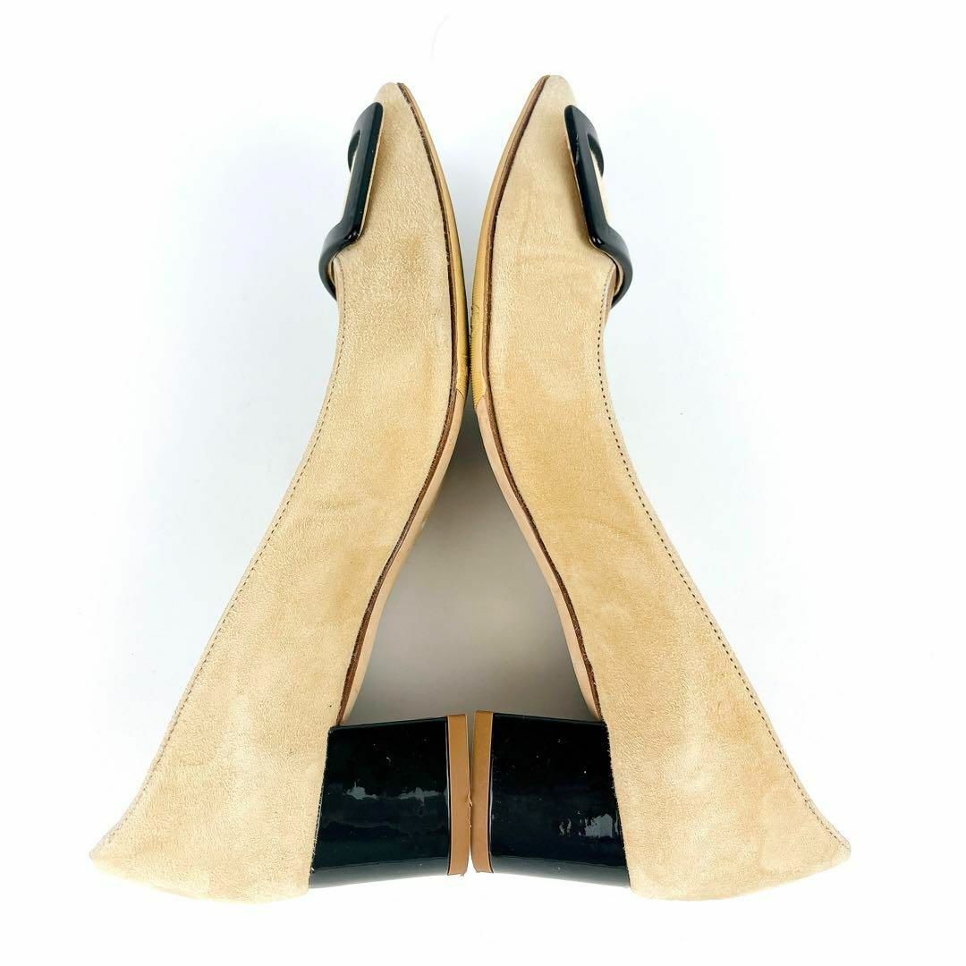 FABIO RUSCONI(ファビオルスコーニ)の美品 ファビオルスコーニ ポインテッドトゥ チャンキーヒール ベージュ プレート レディースの靴/シューズ(ハイヒール/パンプス)の商品写真