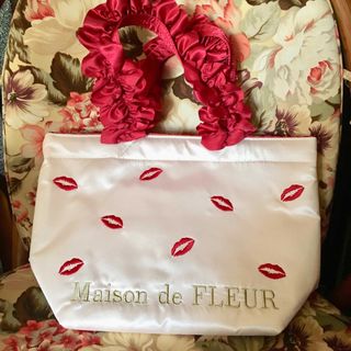 メゾンドフルール(Maison de FLEUR)のMaison de FLEUR リップ柄 ホワイト レッド バッグ バレンタイン(トートバッグ)