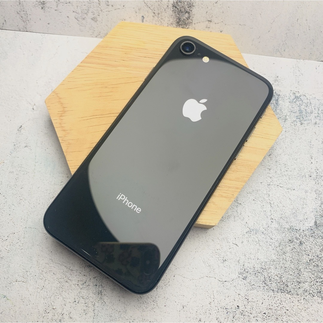 iPhone(アイフォーン)のiPhone8 64GB バッテリー容量85% 美品　スマホ スマホ/家電/カメラのスマートフォン/携帯電話(スマートフォン本体)の商品写真