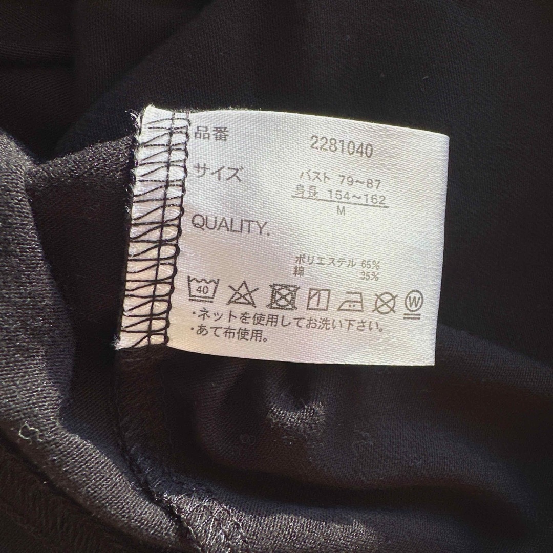 サンリオ(サンリオ)のハンギョドン　サンリオ　Tシャツ　半袖　ブラック　黒　カットソー　m レディースのトップス(Tシャツ(半袖/袖なし))の商品写真