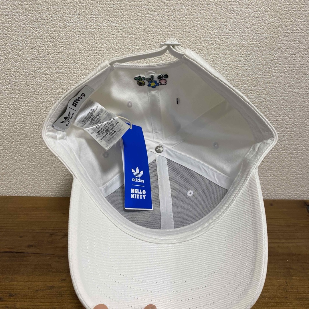adidas(アディダス)の［新品タグ付］adidas originals×ハローキティコラボキャップ レディースの帽子(ハット)の商品写真