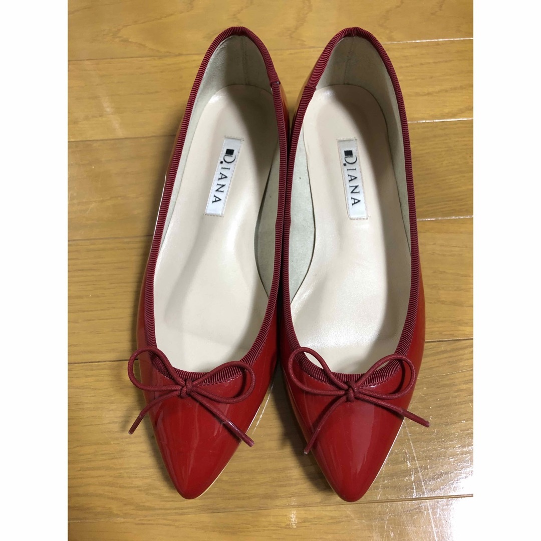 DIANA(ダイアナ)のDIANA リボン赤エナメルバレエシューズ　フラット　ローヒール21-21.5  レディースの靴/シューズ(バレエシューズ)の商品写真