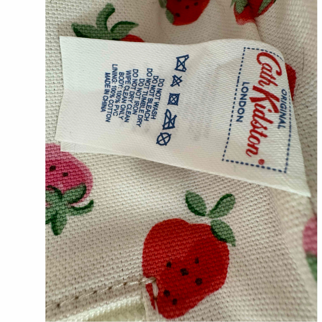 Cath Kidston(キャスキッドソン)のCath Kidston キャスキッドソン スモールジップクロスボディー いちご レディースのバッグ(ショルダーバッグ)の商品写真