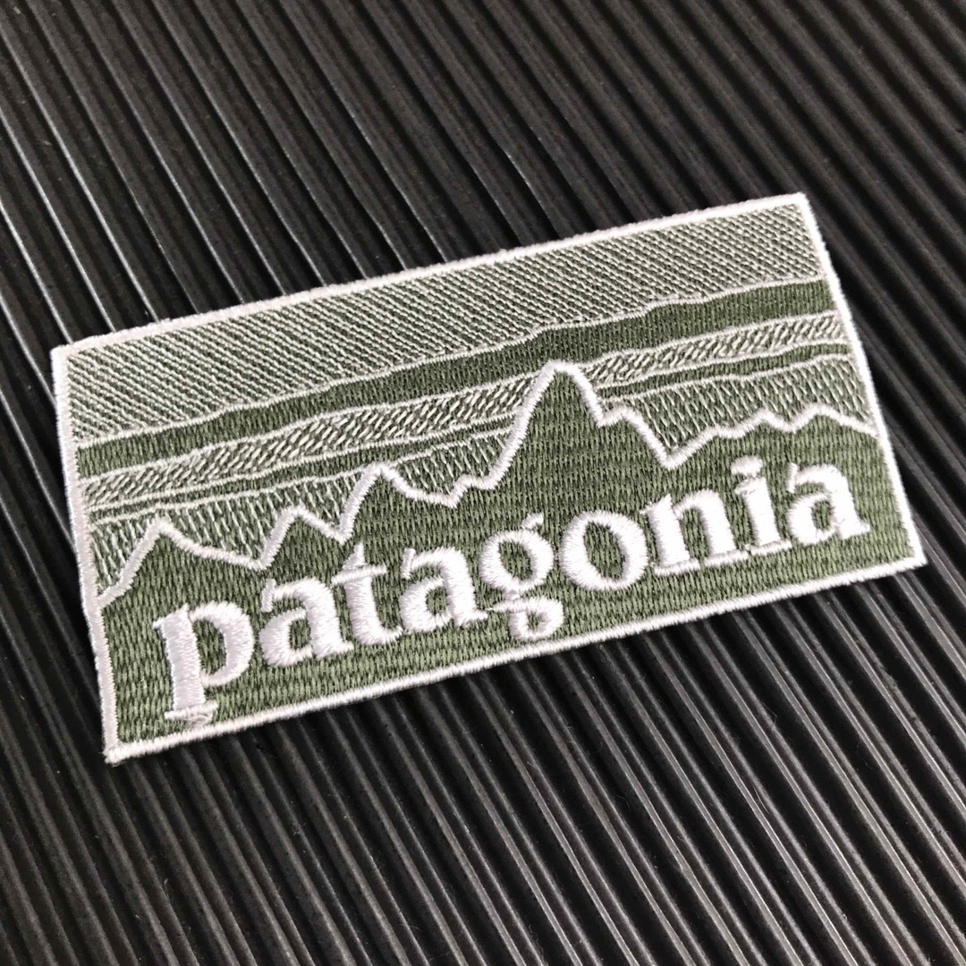 patagonia(パタゴニア)のPATAGONIA フィッツロイ カーキ モノクロ柄 アイロンワッペン -1T ハンドメイドのキッズ/ベビー(ファッション雑貨)の商品写真