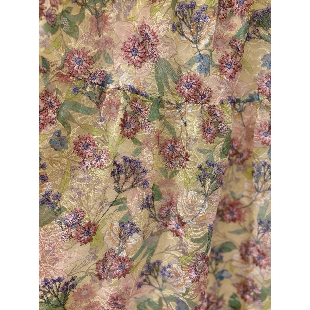 GRACE CONTINENTAL(グレースコンチネンタル)のグレースコンチネンタル　ボタニカルプリント刺繍スカート レディースのスカート(ロングスカート)の商品写真