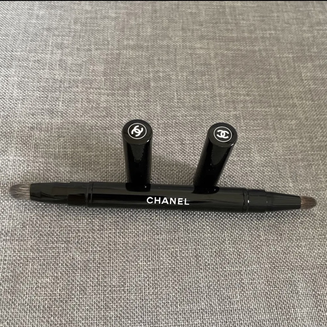 CHANEL(シャネル)のCHANEL シャネル　パンソーデュオ コントゥール　アイシャドウ　メイクブラシ コスメ/美容のメイク道具/ケアグッズ(ブラシ・チップ)の商品写真