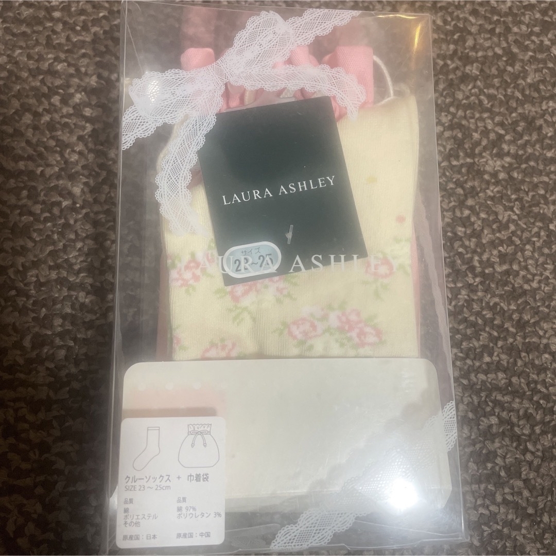 LAURA ASHLEY(ローラアシュレイ)のローラアシュレイ　靴下　巾着セット レディースのレッグウェア(ソックス)の商品写真