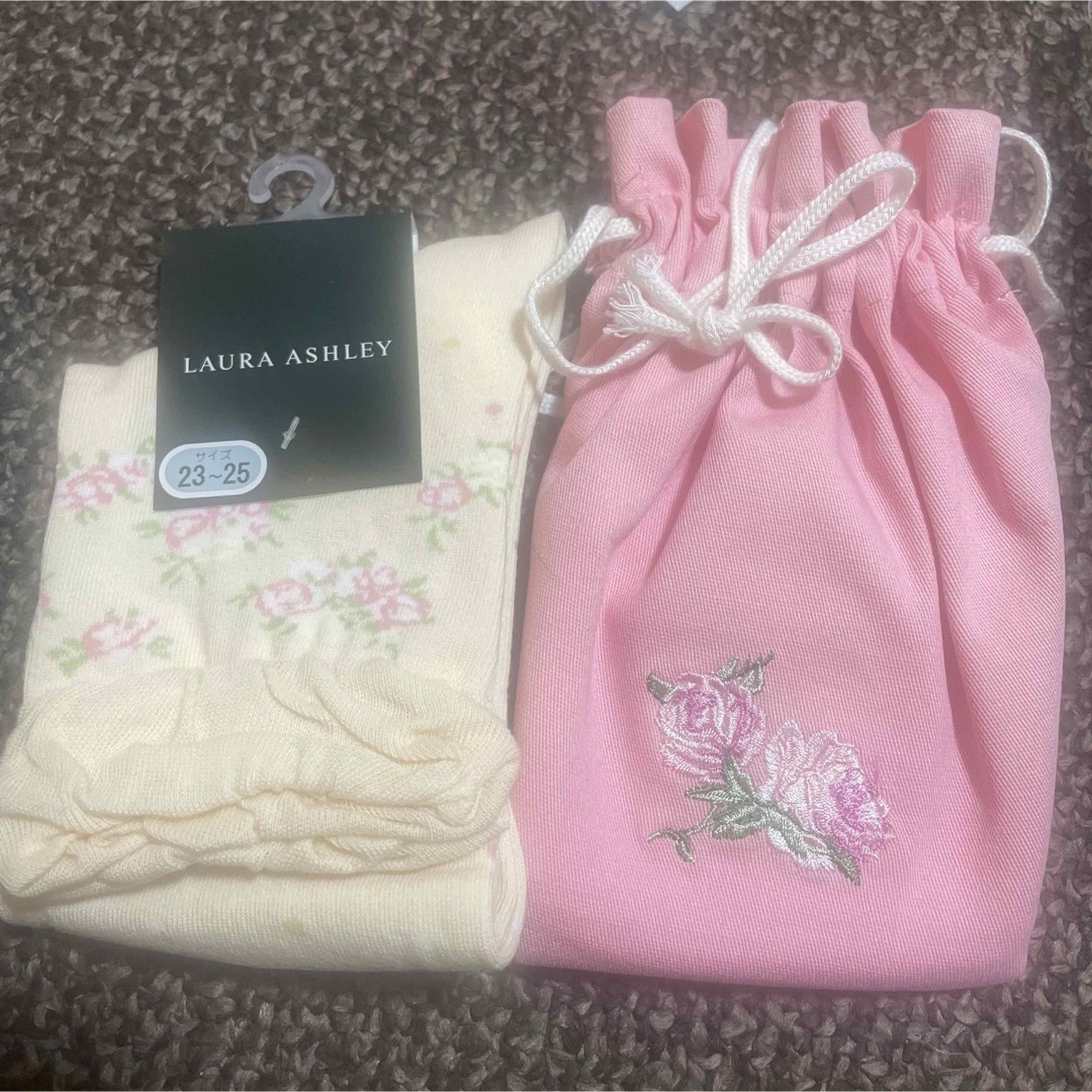 LAURA ASHLEY(ローラアシュレイ)のローラアシュレイ　靴下　巾着セット レディースのレッグウェア(ソックス)の商品写真