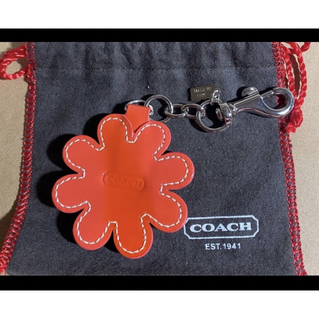 COACH(コーチ)のCOACH バッグチャーム　花 レディースのアクセサリー(チャーム)の商品写真