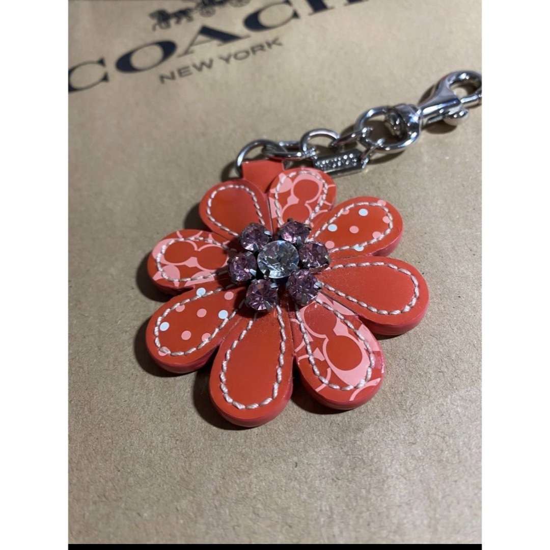 COACH(コーチ)のCOACH バッグチャーム　花 レディースのアクセサリー(チャーム)の商品写真