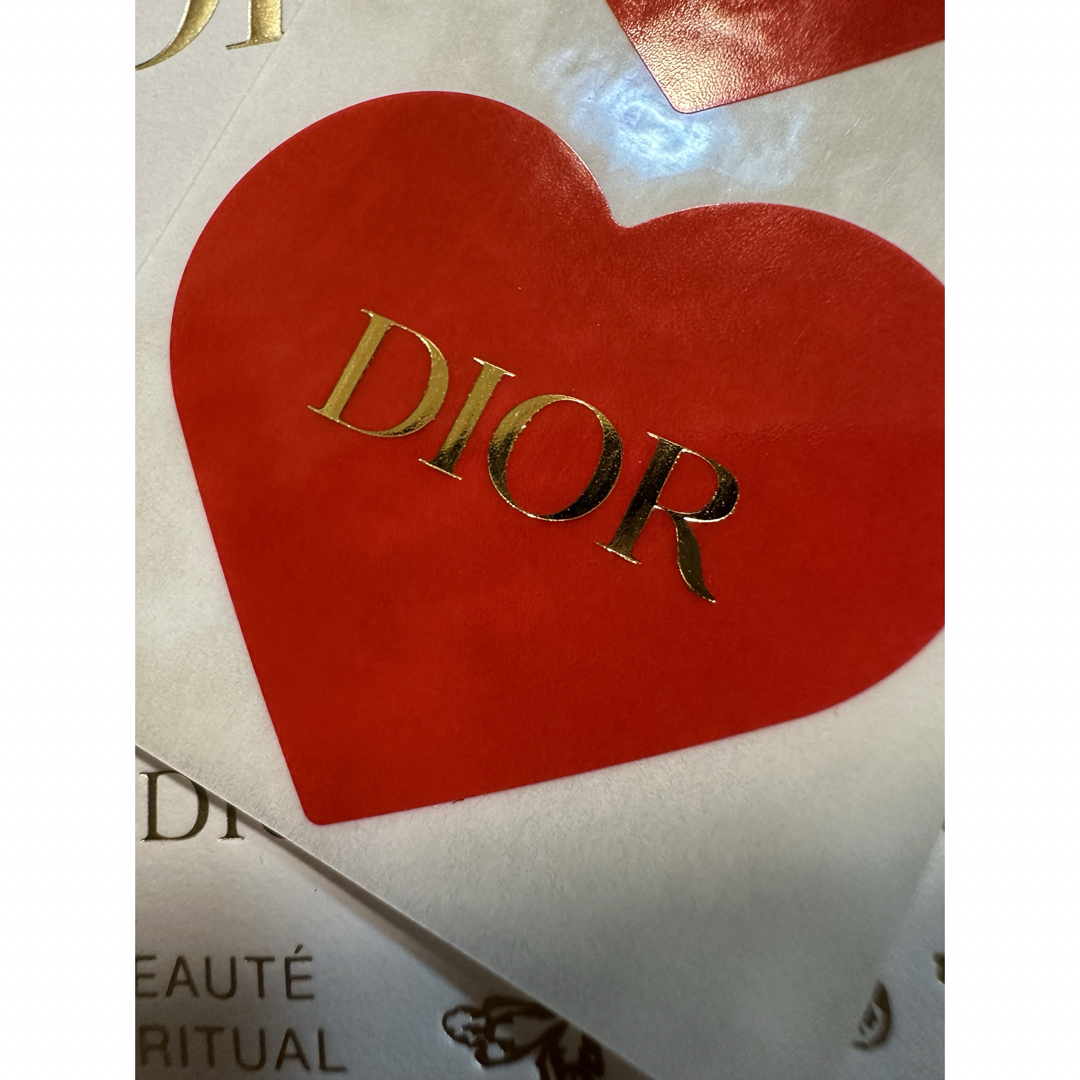 Christian Dior(クリスチャンディオール)の激レア❤️ バレンタイン限定 DIOR 公式ラッピング ステッカー シール 2枚 インテリア/住まい/日用品のオフィス用品(ラッピング/包装)の商品写真