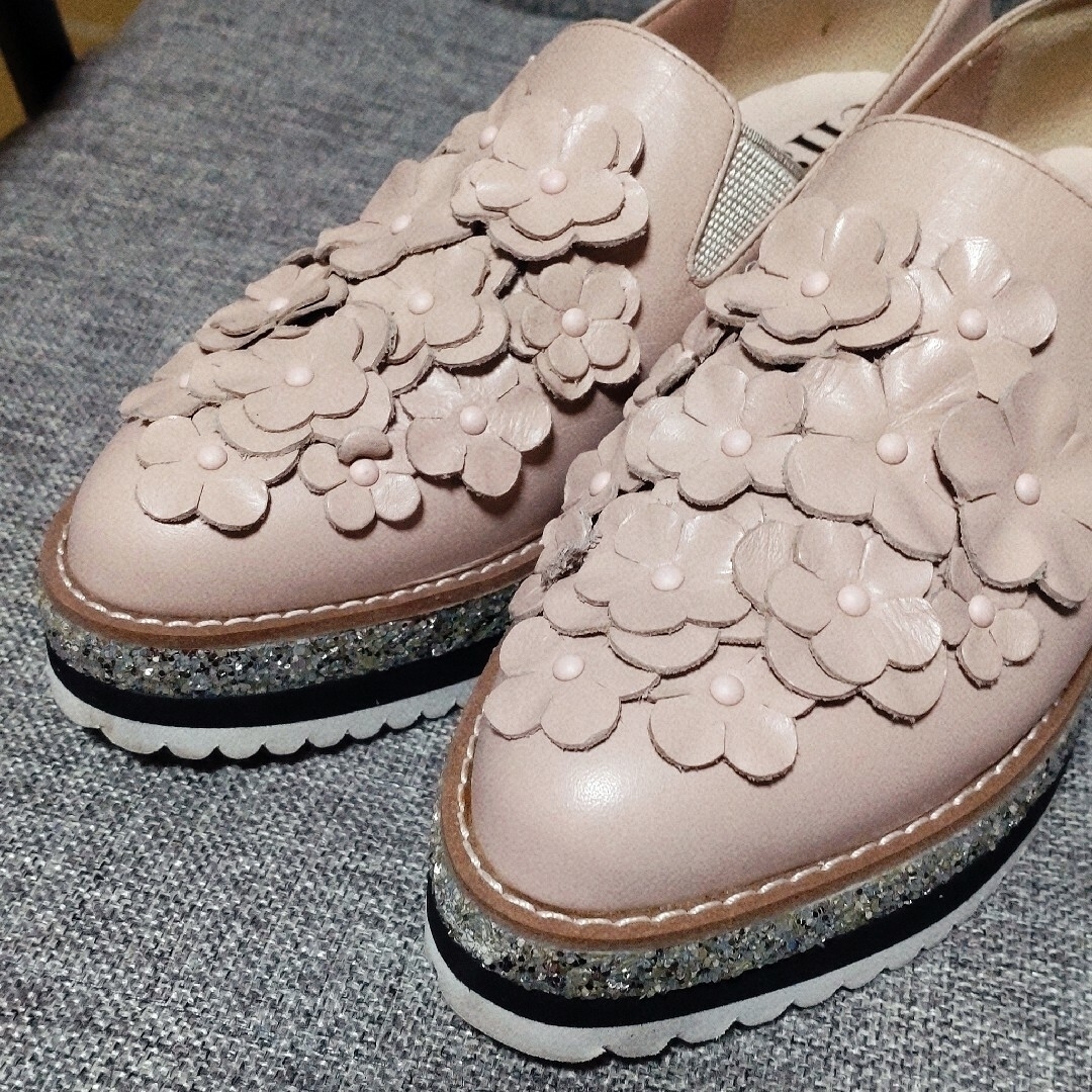 DIANA(ダイアナ)の美品　ダイアナ×Chay コラボ　フラワーモチーフ厚底レザースリッポン　21.5 レディースの靴/シューズ(ローファー/革靴)の商品写真