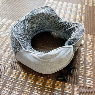 ネックピロー トラベルピロー 首枕 低反発　コンパクト　収納袋付き　グレー(旅行用品)