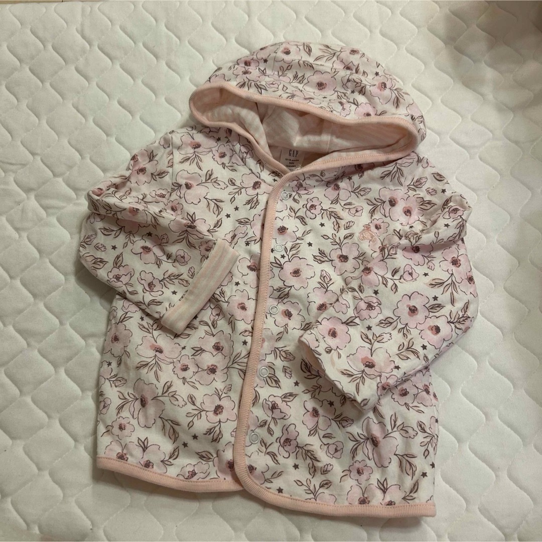 babyGAP(ベビーギャップ)の新品　GAP リバーシブル　パーカー　花柄　ボーダー　ピンク　ベア キッズ/ベビー/マタニティのベビー服(~85cm)(カーディガン/ボレロ)の商品写真