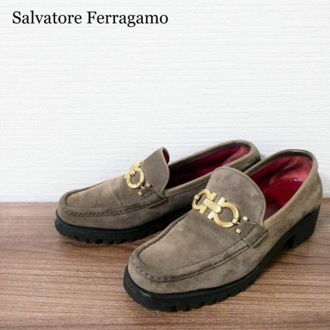 Salvatore Ferragamo(サルヴァトーレフェラガモ)の良品 サルヴァトーレフェラガモ ガンチーニ スエード モカシン ローファー レディースの靴/シューズ(ローファー/革靴)の商品写真