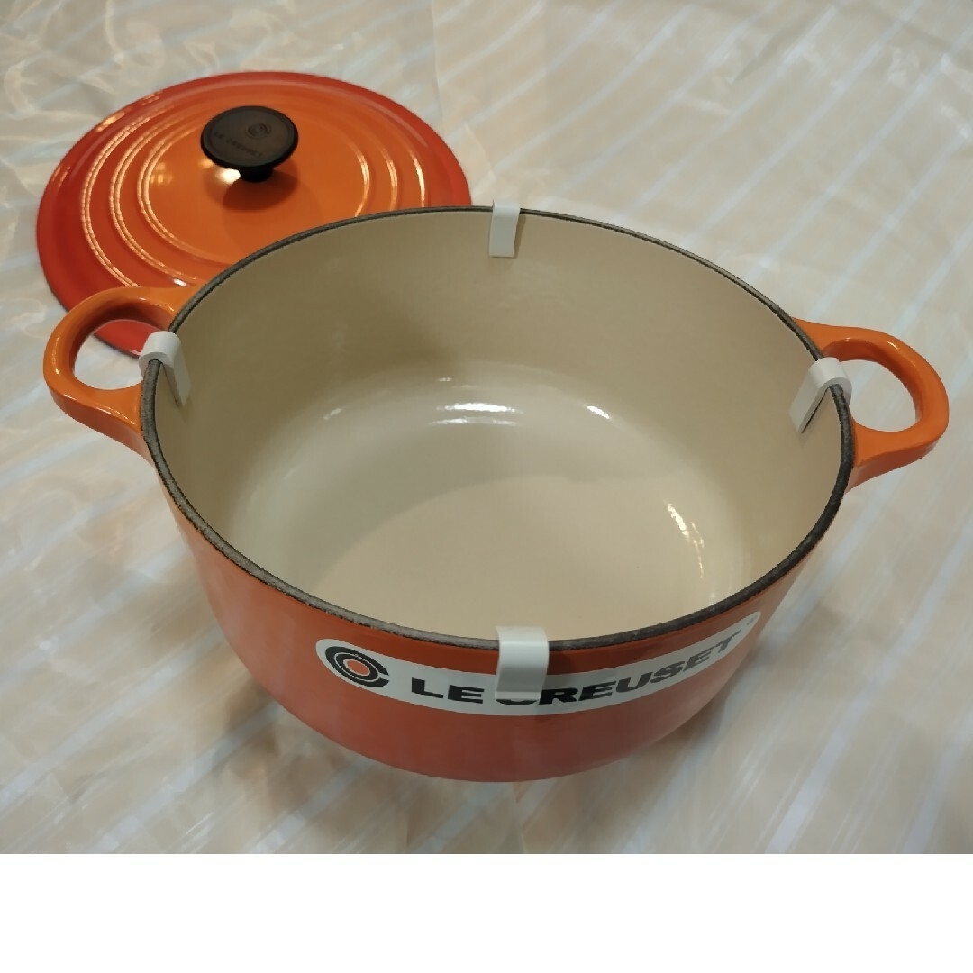 LE CREUSET(ルクルーゼ)の未使用 ル・クルーゼ(Le Creuset) ココット・ロンド　オレンジ20cm インテリア/住まい/日用品のキッチン/食器(鍋/フライパン)の商品写真