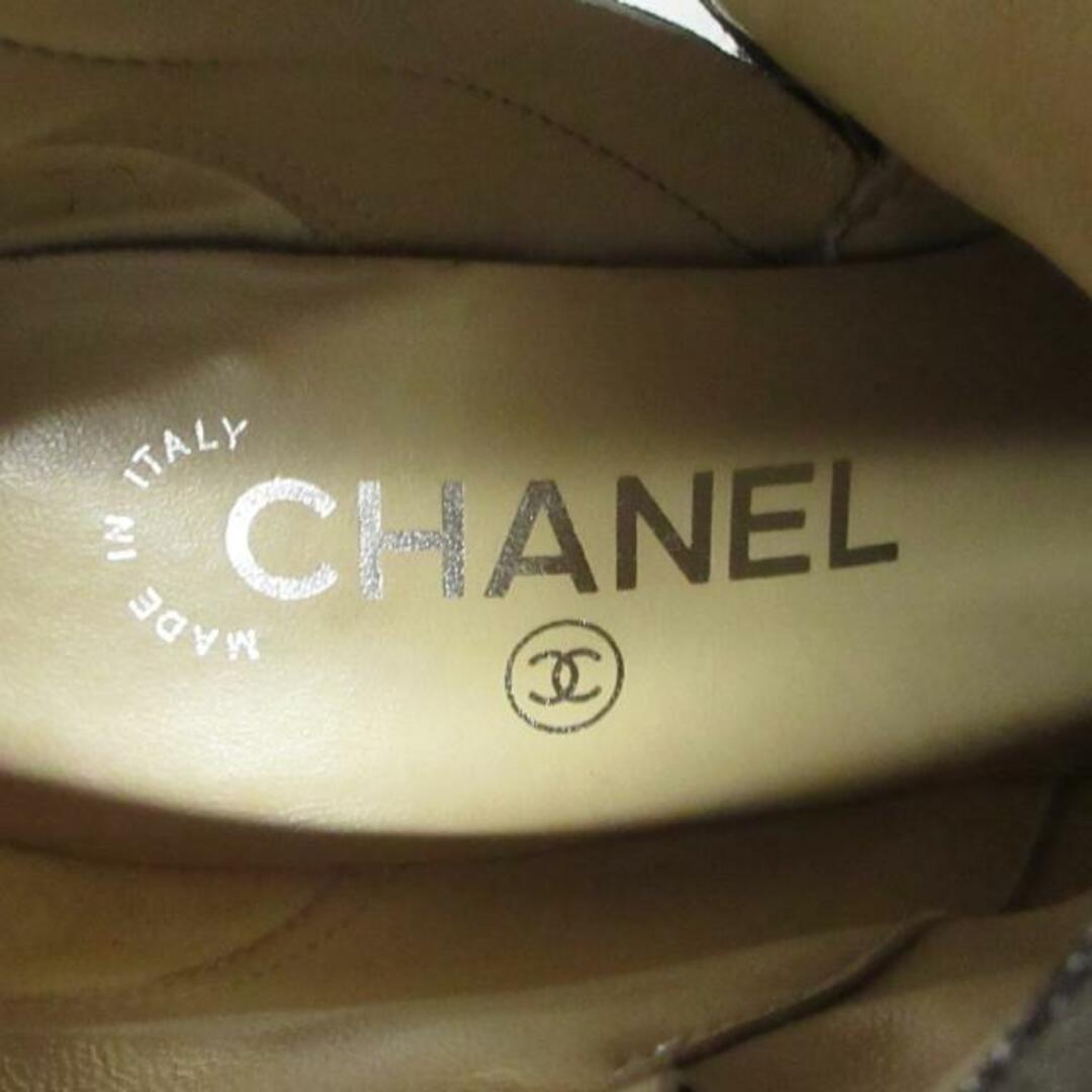 CHANEL(シャネル)のCHANEL(シャネル) ショートブーツ 35 C レディース ターンロック G31285 グレー シルバー金具 レザー レディースの靴/シューズ(ブーツ)の商品写真
