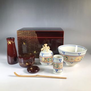 ラ９９６　茶箱　『溜塗』『利休形』『松葉蒔絵』『茶器揃』　茶道具(漆芸)