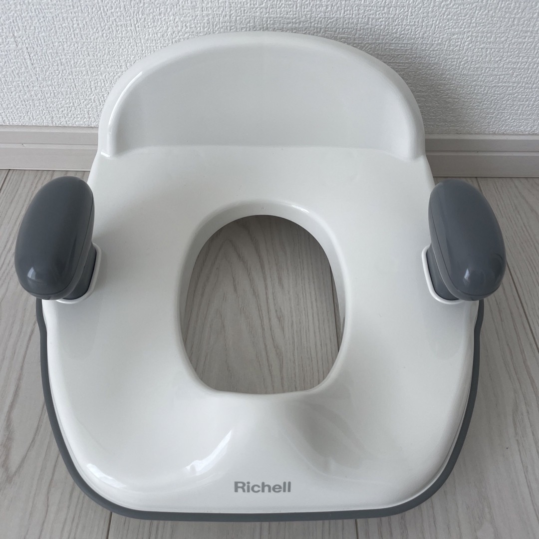 Richell(リッチェル)のRichell補助便座、Richell補助便座スタンドセット売り！ キッズ/ベビー/マタニティのおむつ/トイレ用品(補助便座)の商品写真