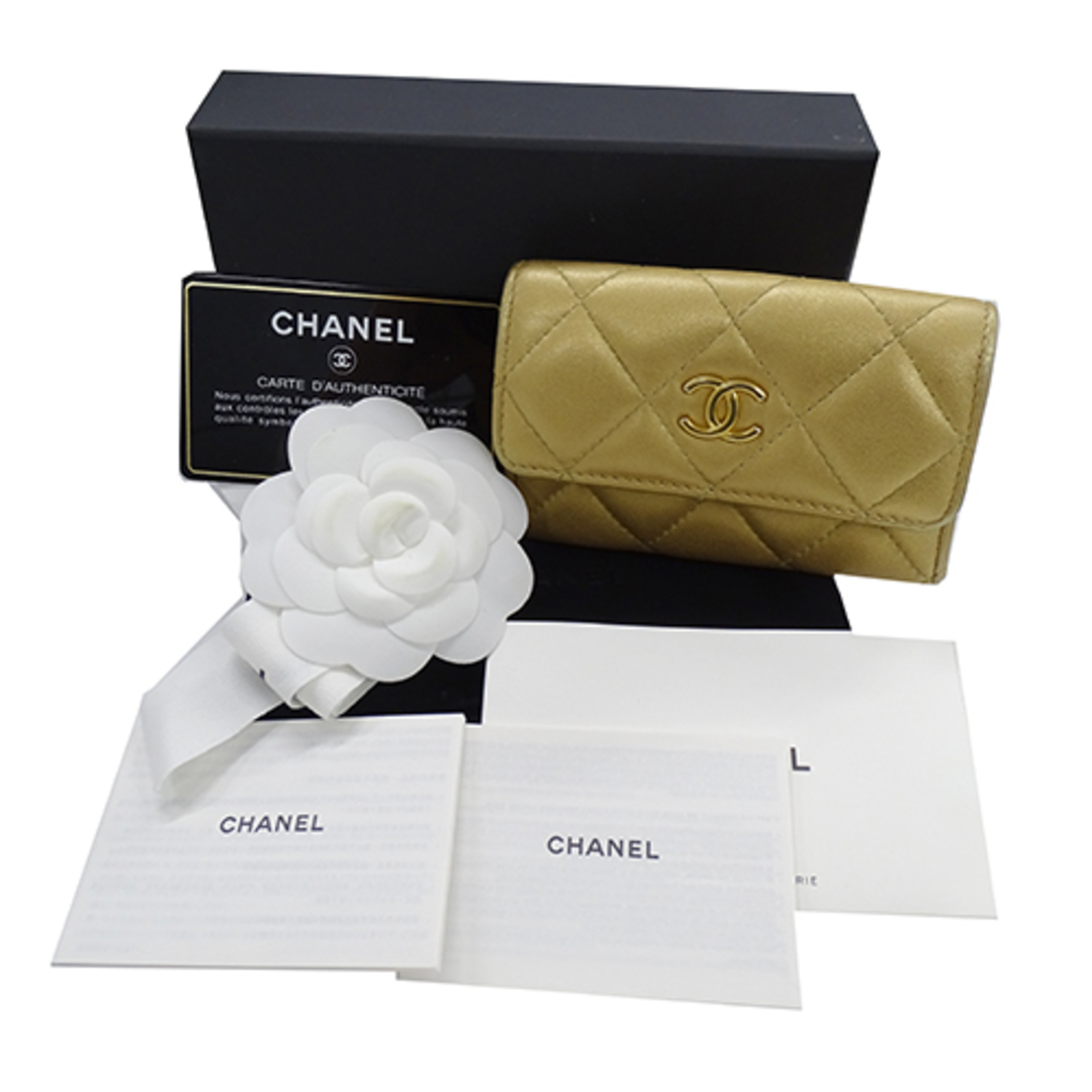 CHANEL(シャネル)のシャネル CHANEL カードケース レディース ブランド 名刺入れ ラムスキン マトラッセ ゴールド ゴールド金具 ココマーク コンパクト 【中古】 レディースのファッション小物(パスケース/IDカードホルダー)の商品写真