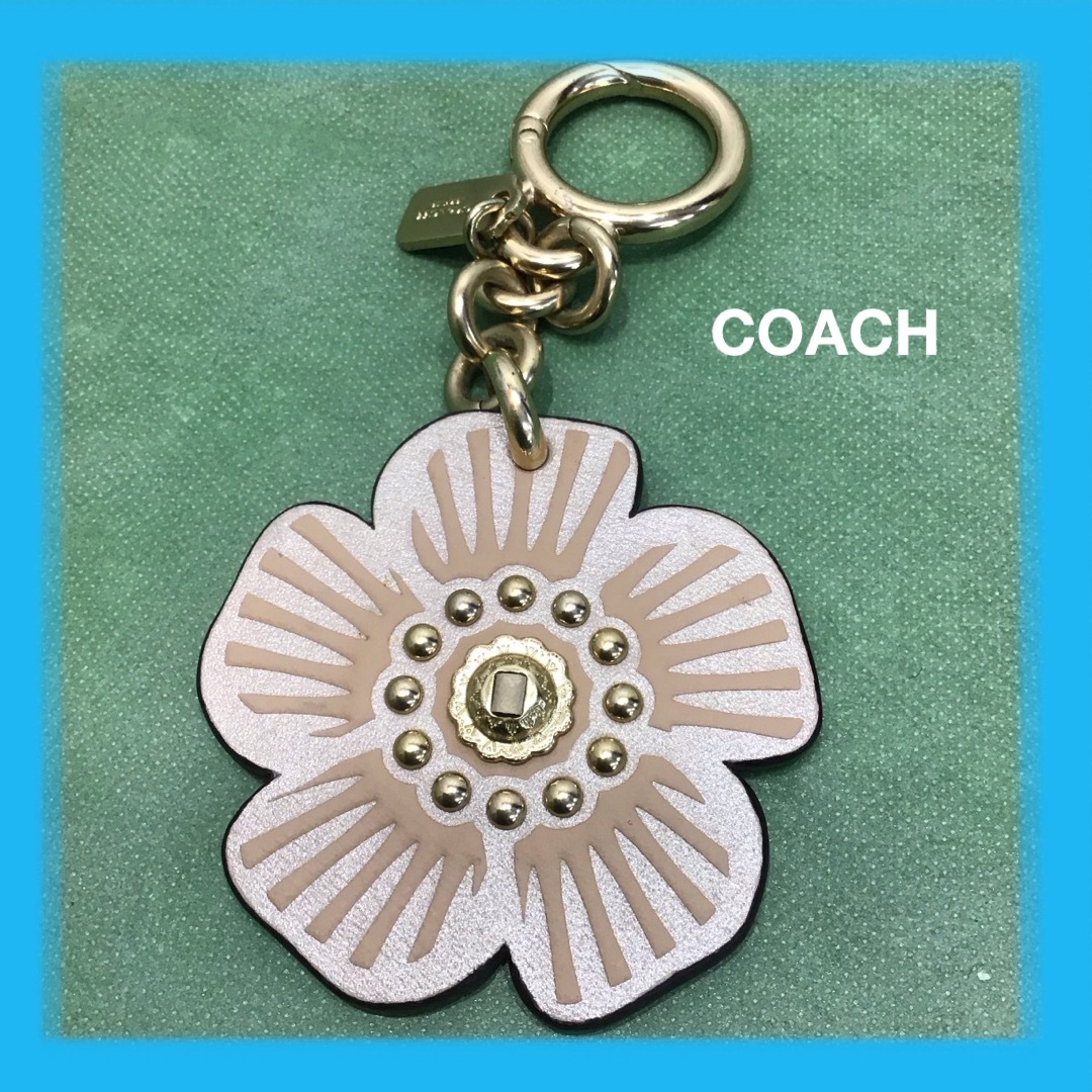 COACH(コーチ)のCOACHコーチティーローズキーホルダーKB2403 ハンドメイドのファッション小物(バッグチャーム)の商品写真