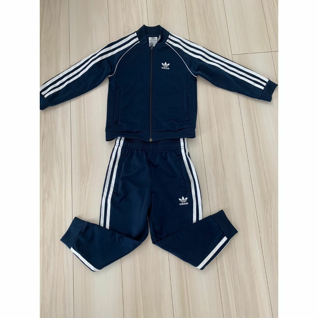 adidas(アディダス)のアディダス★オリジナルス　上下　110㎝　紺 キッズ/ベビー/マタニティのキッズ服男の子用(90cm~)(ジャケット/上着)の商品写真