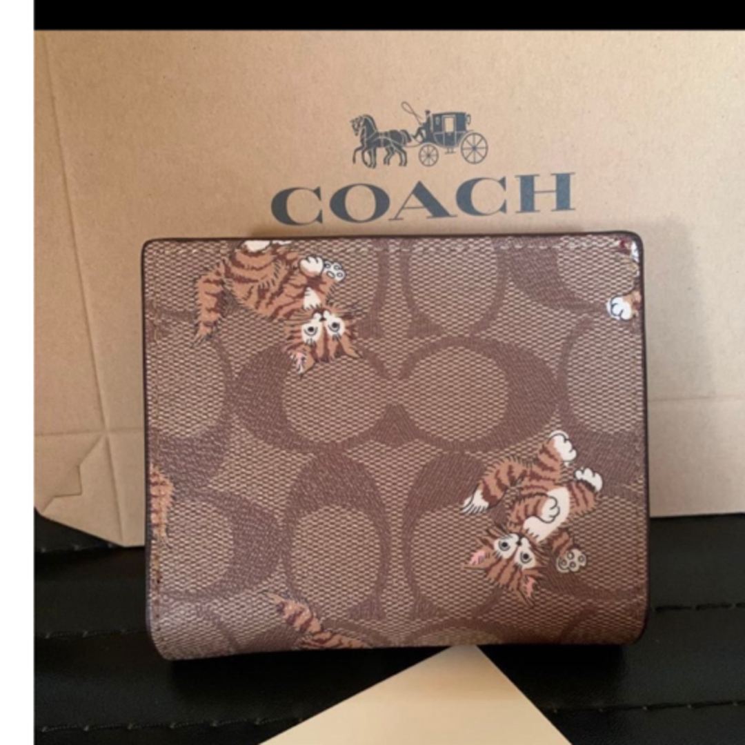 COACH(コーチ)の売り切り。コーチ　ダンシング　キトゥン　シグネチャー　二つ折り財布 レディースのファッション小物(財布)の商品写真