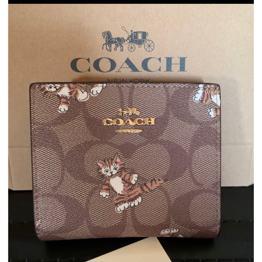 COACH(コーチ)の売り切り。コーチ　ダンシング　キトゥン　シグネチャー　二つ折り財布 レディースのファッション小物(財布)の商品写真