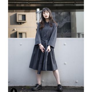 ユニクロ(UNIQLO)の新品未使用　ユニクロ　+J プラスジェイタックシャツワンピース　ダークグレー(ひざ丈ワンピース)