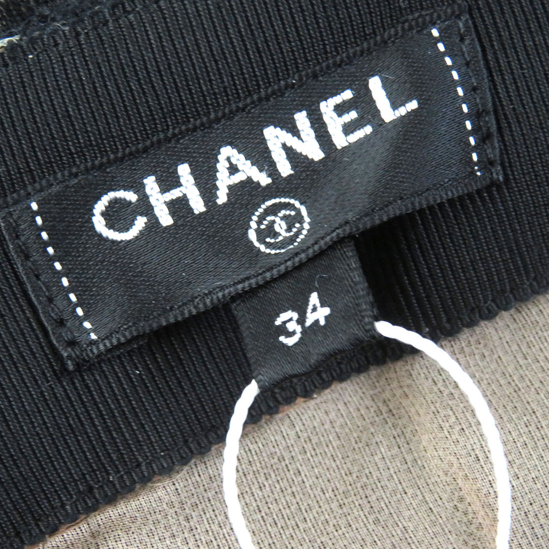 CHANEL(シャネル)の未使用品△CHANEL シャネル P64618V60643 裏地シルク100％ 総レース ライオン金具付 タイトスカート ブラック 34 ハンガー・ガーメント付き フランス製 レディース レディースのスカート(ひざ丈スカート)の商品写真