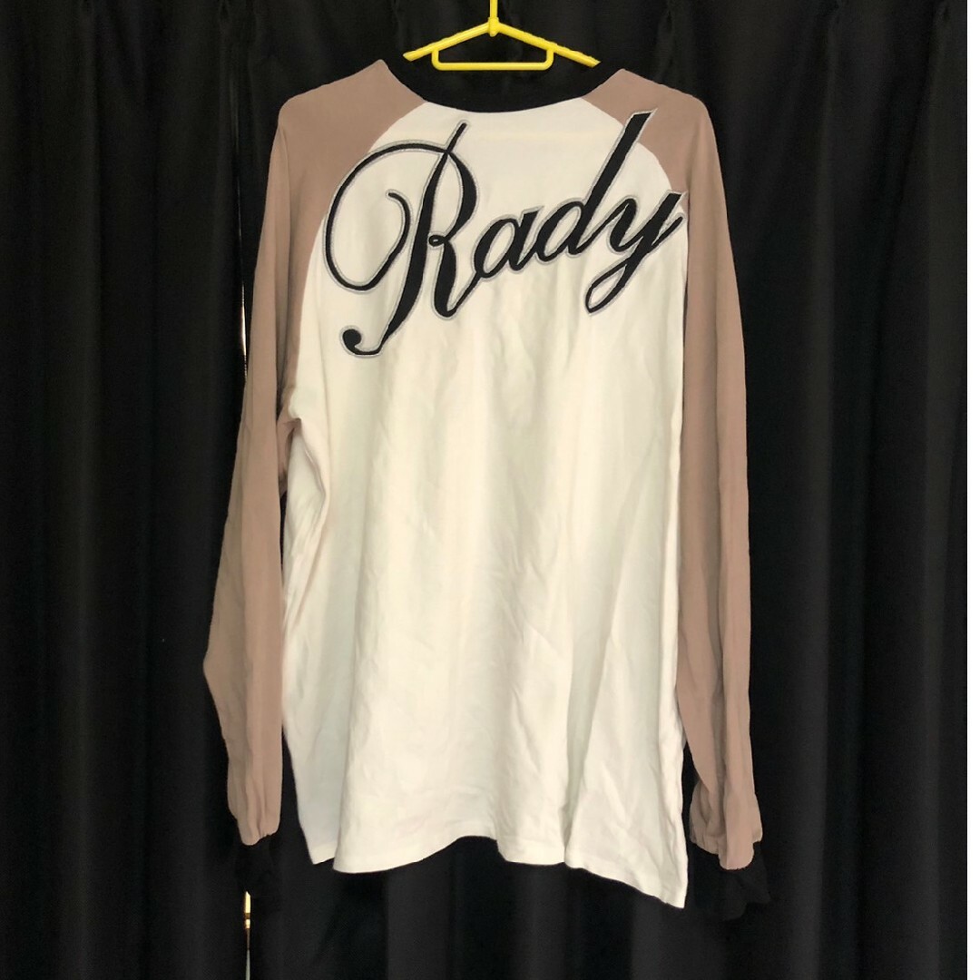 Rady(レディー)のRady 　ラグラン　バックロゴロングtシャツ　ユニセックス レディースのトップス(Tシャツ(長袖/七分))の商品写真