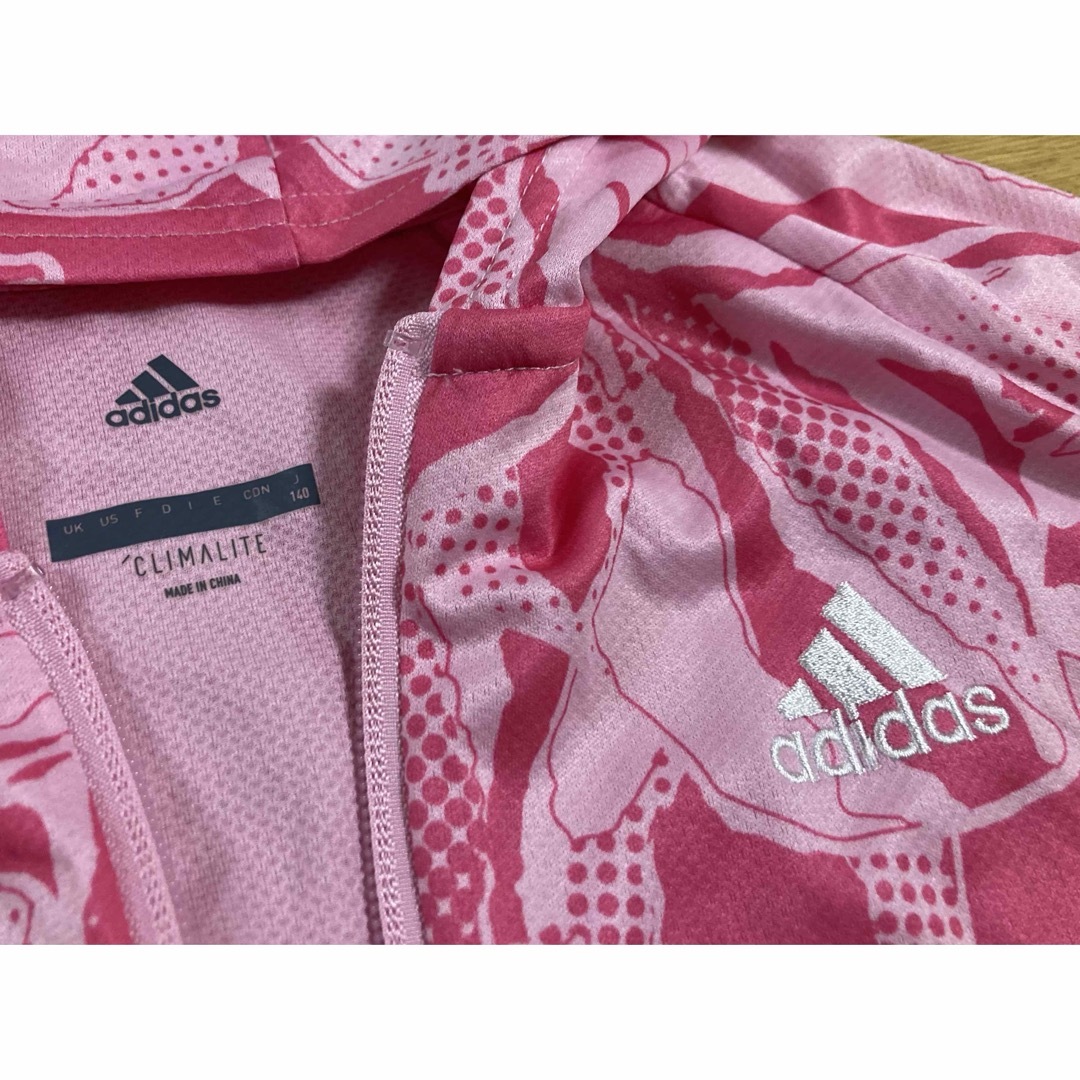 adidas(アディダス)の【アディダス・adidas】パーカー・薄手の上着・長袖（140cm・前チャック） キッズ/ベビー/マタニティのキッズ服女の子用(90cm~)(ジャケット/上着)の商品写真