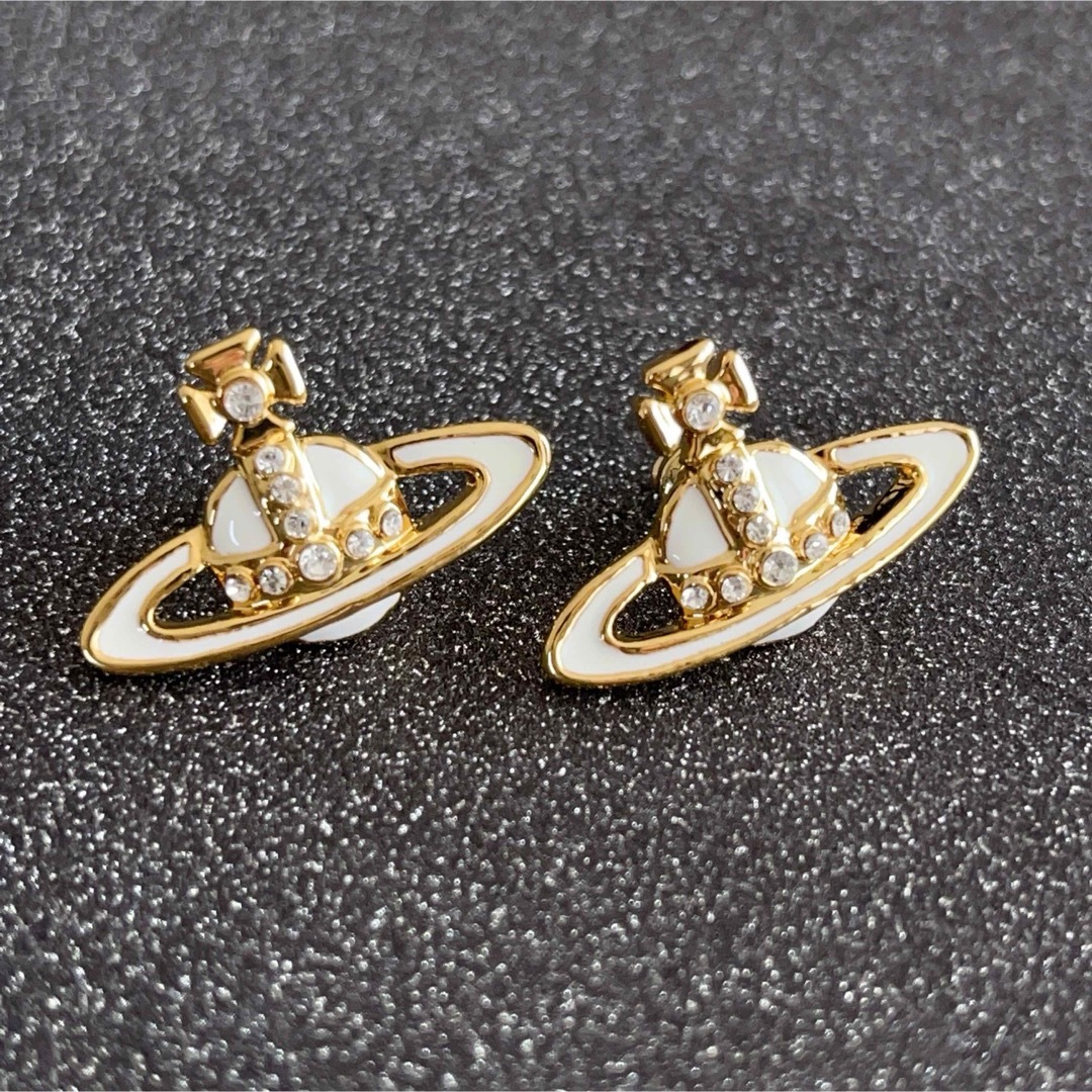 Vivienne Westwood(ヴィヴィアンウエストウッド)のヴィヴィアンウエストウッド　ピアス　ゴールドホワイト レディースのアクセサリー(ピアス)の商品写真