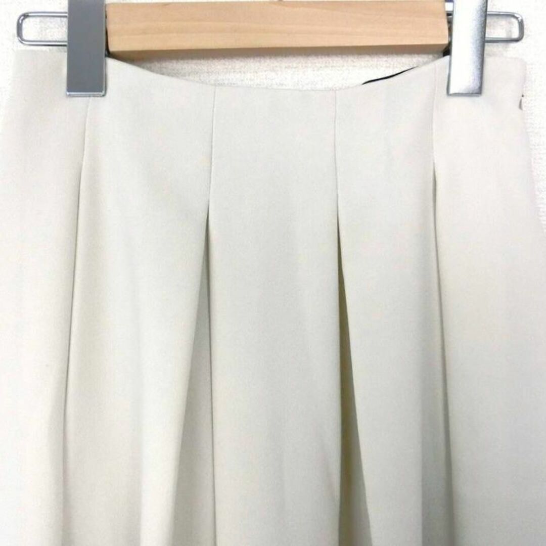 UNIQLO(ユニクロ)の美品 UNIQLO ユニクロ クレープタックスカート アイボリー Sサイズ レディースのスカート(ひざ丈スカート)の商品写真