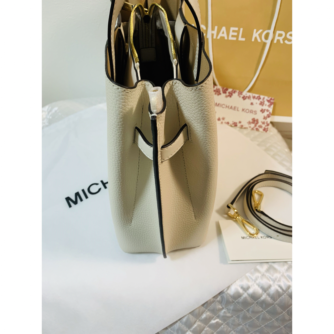 Michael Kors(マイケルコース)の【MICHAEL KORS】新品未使用　EMILIA サッチェル　ラージ レディースのバッグ(ハンドバッグ)の商品写真