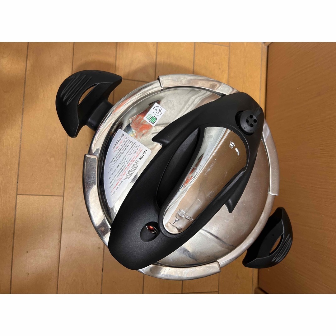 T-fal(ティファール)のLA BETTOLA da ochiai ステンレス圧力鍋 6L LB-158 インテリア/住まい/日用品のキッチン/食器(鍋/フライパン)の商品写真